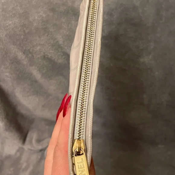 🚫SOLD🚫 CHANEL FABRIC CLUTCH HOLOGRAM INTACT - Picture 4 of 14
